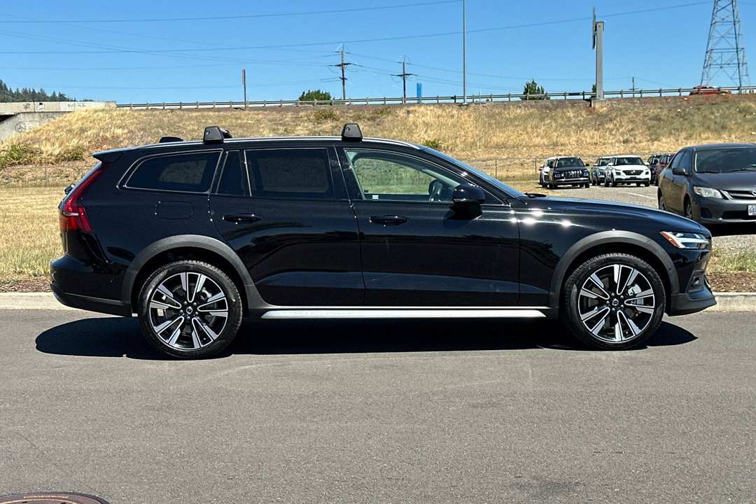 2025 Volvo V60 Cross Country B5 Ultra - Image 2
