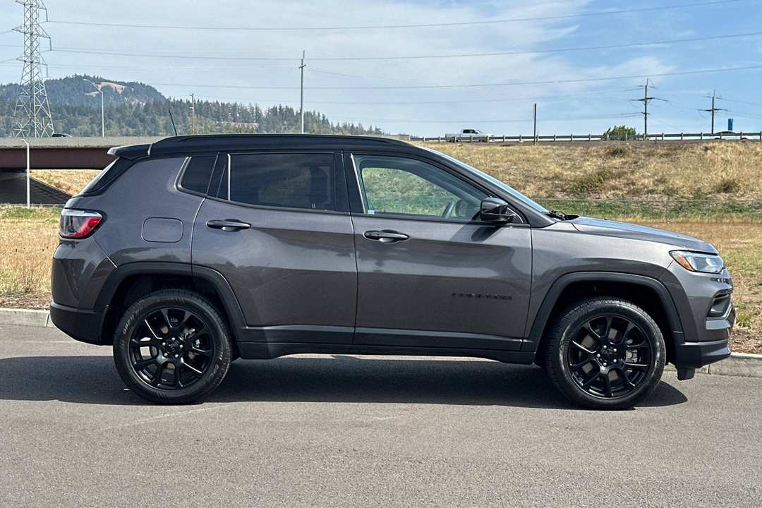 2023 Jeep Compass Latitude - Image 2