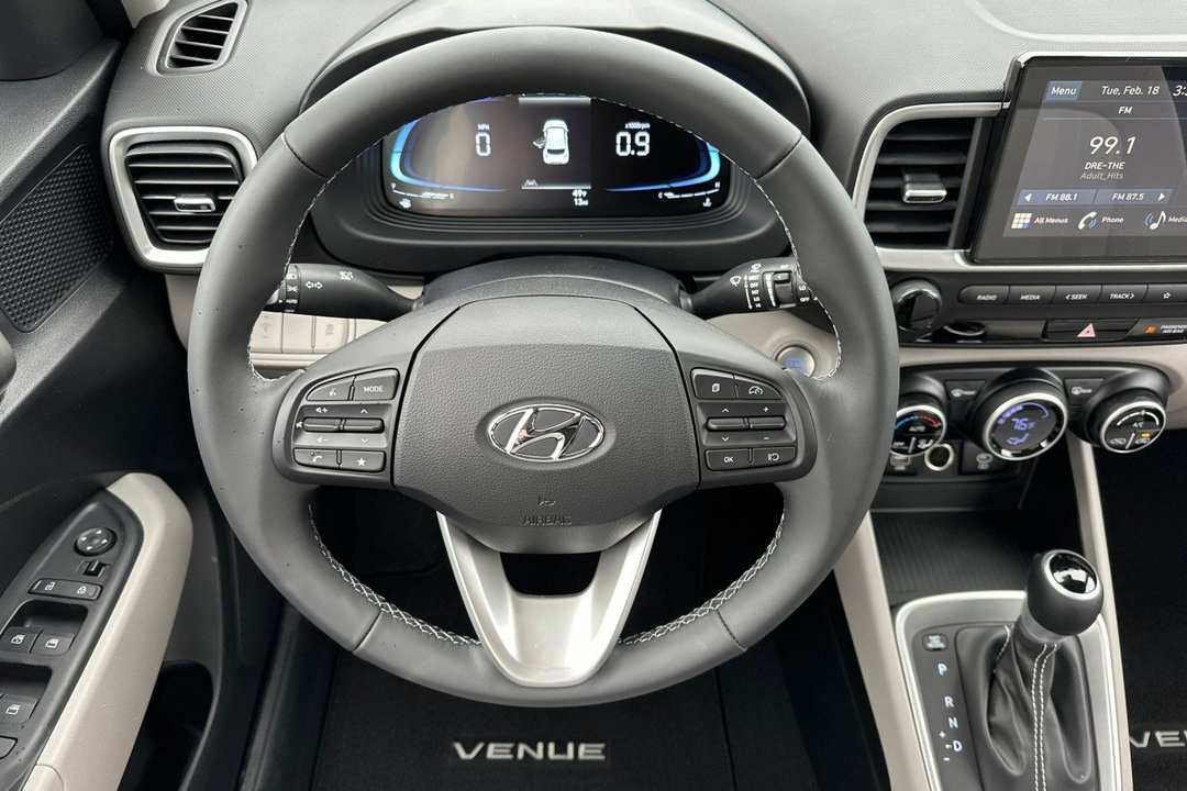 2025 Hyundai Venue SEL - Photo 13
