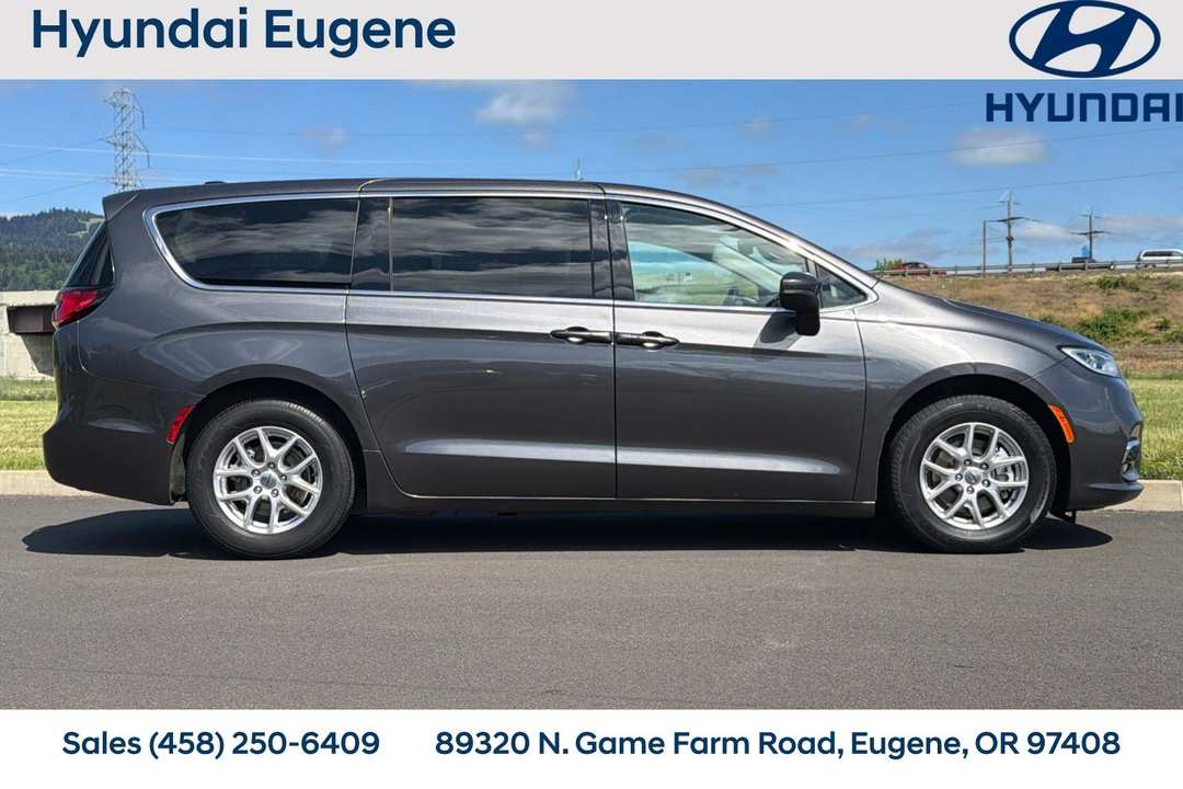 2023 Chrysler Pacifica Touring L - Image 2