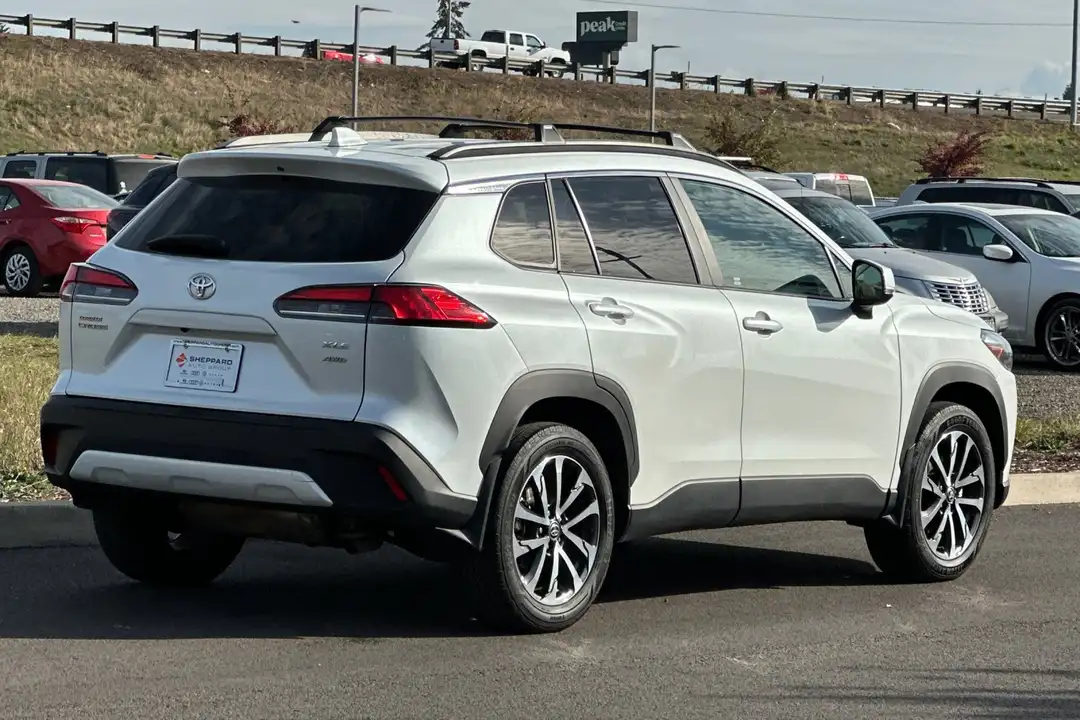 2023 Toyota Corolla Cross XLE - Image 3