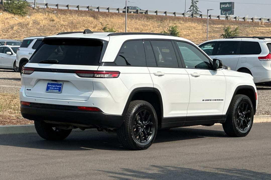 2024 Jeep Grand Cherokee Altitude - Image 3