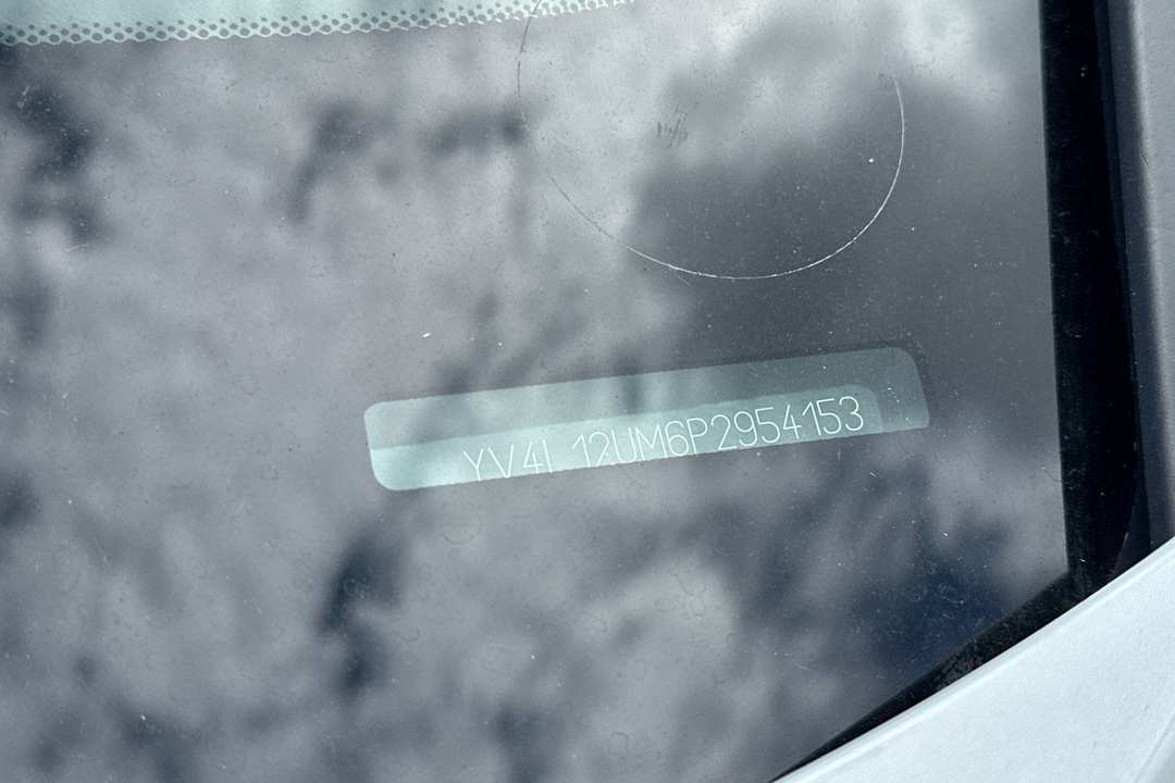 2023 Volvo Xc40 Ultimate - Image 2