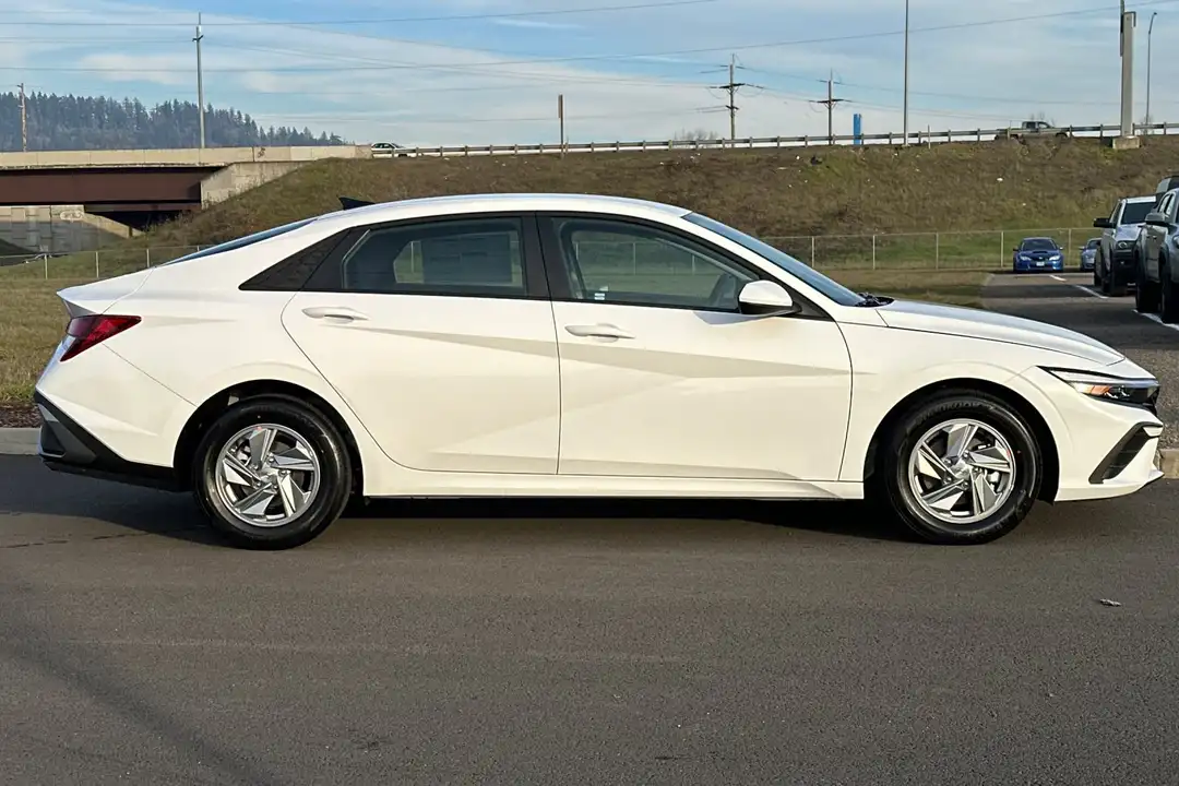 2026 Hyundai Elantra SE - Image 2