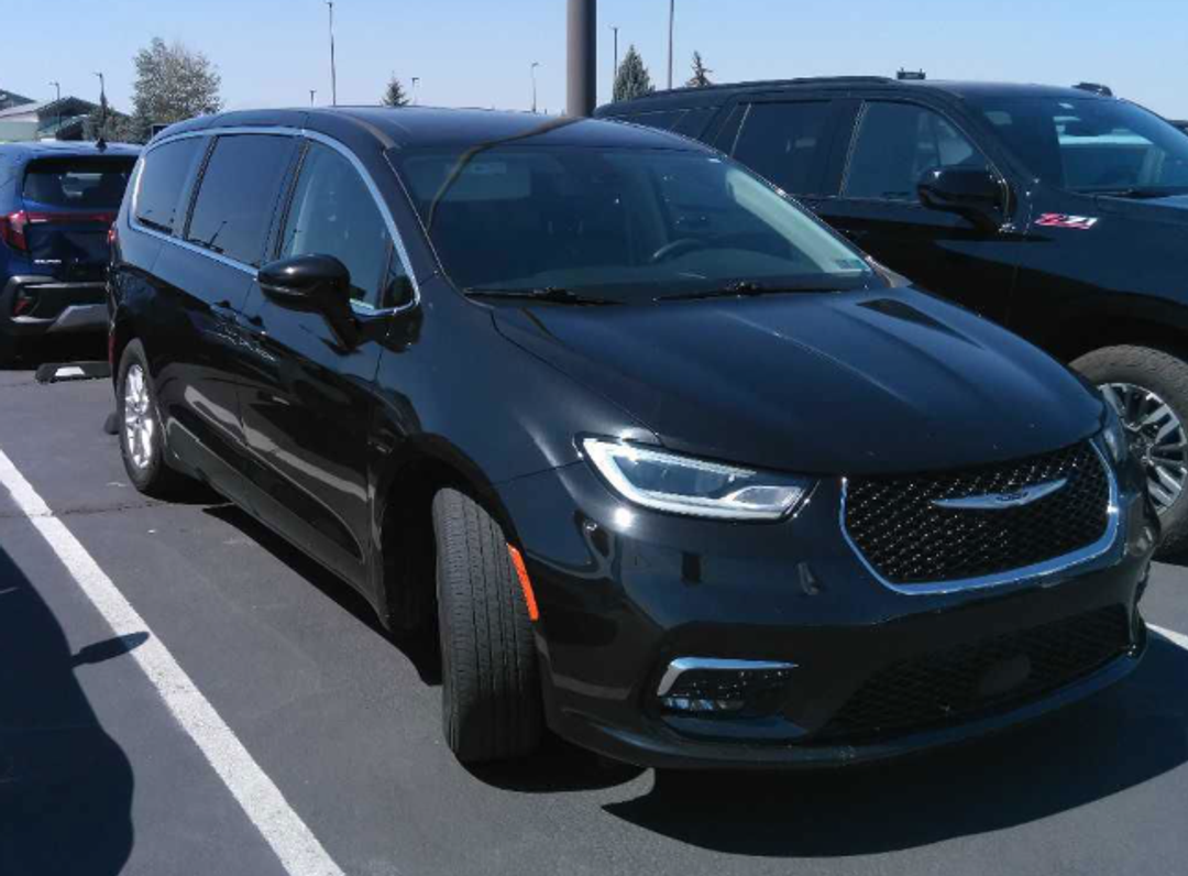 2023 Chrysler Pacifica Touring L - Image 2