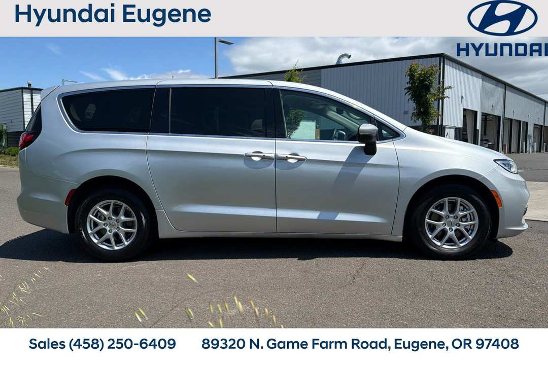 2023 Chrysler Pacifica Touring L - Image 2