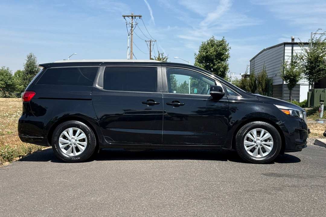 2018 Kia Sedona LX - Image 2