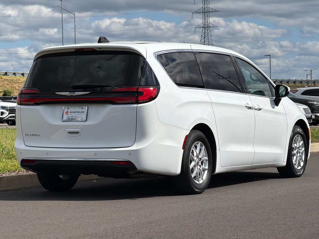 2023 Chrysler Pacifica Touring L - Image 3