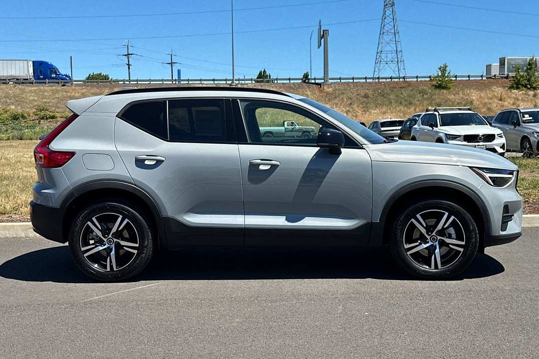 2026 Volvo Xc40 B5 Core - Image 2