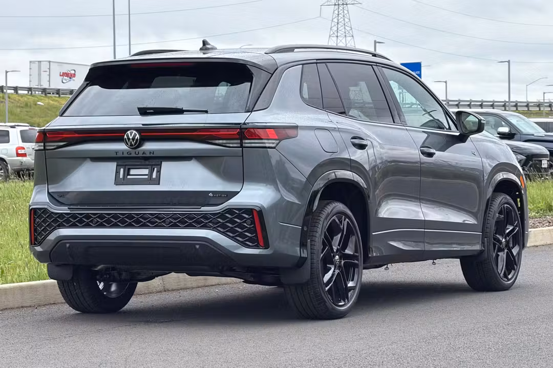 2026 Volkswagen Tiguan 2.0T SE RLine Black - Image 3