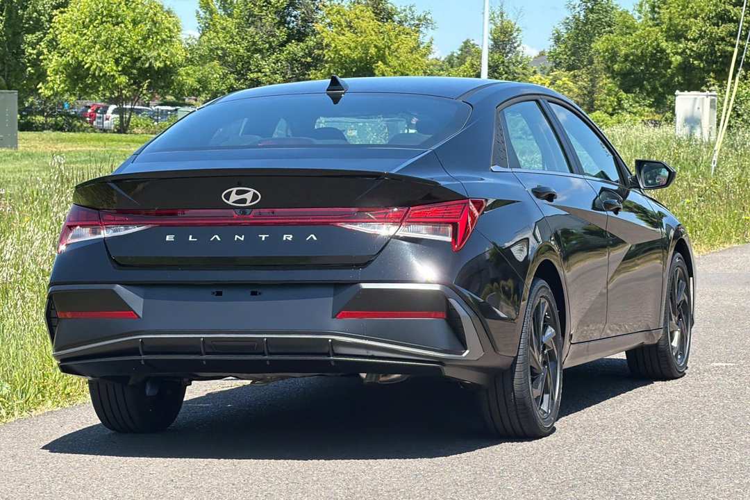 2026 Hyundai Elantra SEL Sport - Image 3