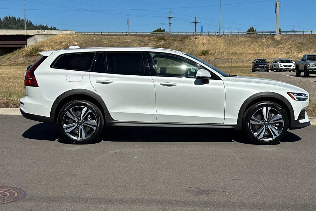 2026 Volvo V60 Cross Country B5 Plus - Image 2