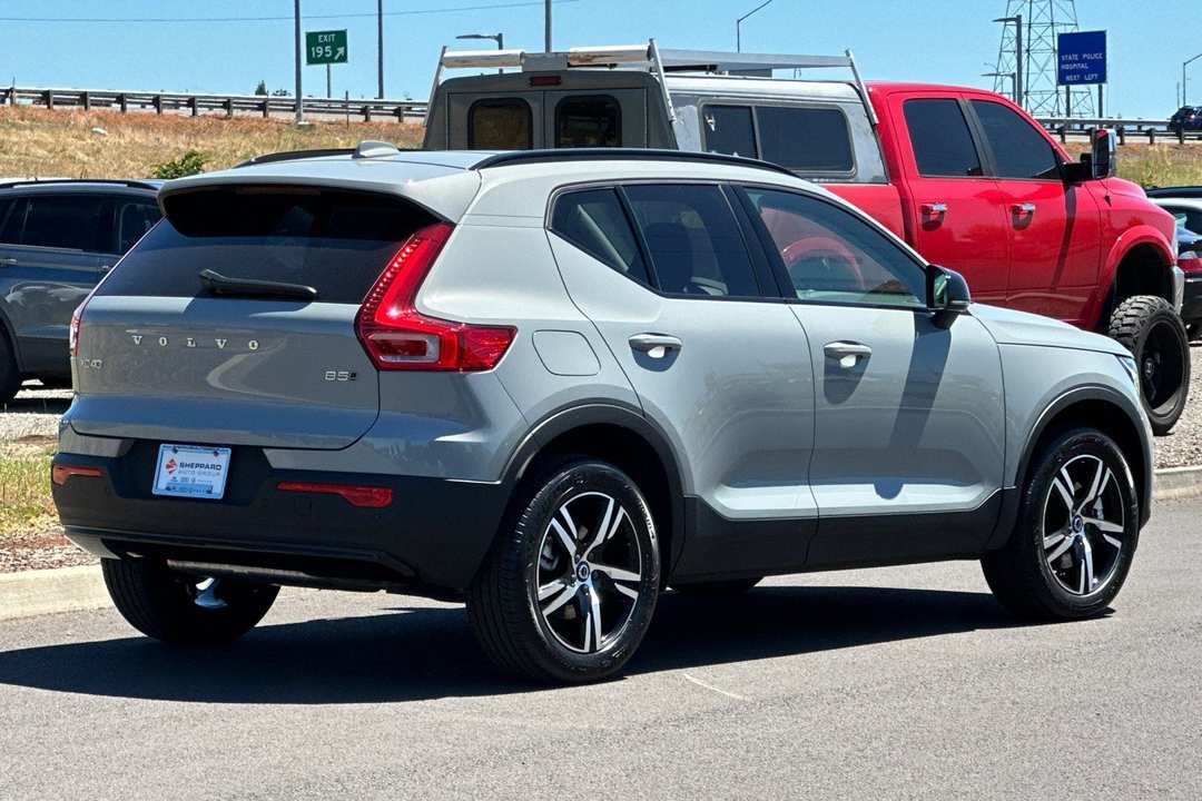 2026 Volvo Xc40 B5 Core - Image 3