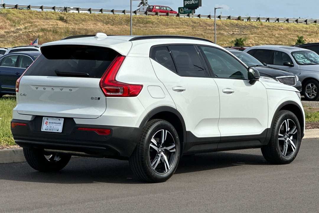 2026 Volvo Xc40 B5 Core - Image 3