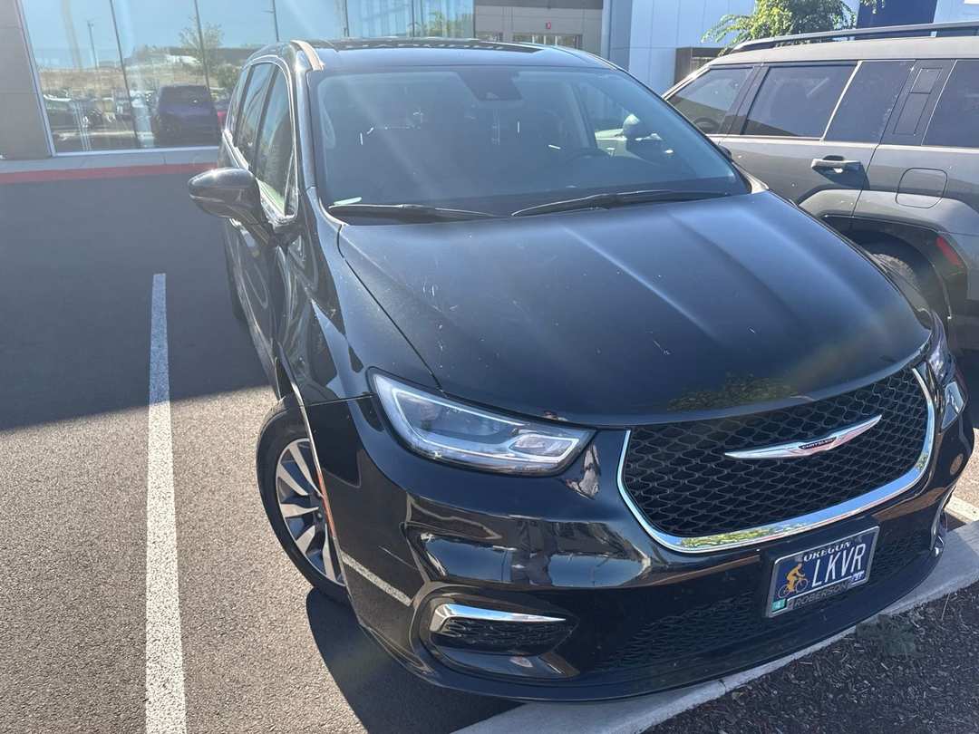 2022 Chrysler Pacifica Hybrid Touring L - Image 2