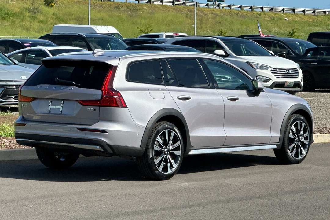 2026 Volvo V60 Cross Country B5 Ultra - Image 3