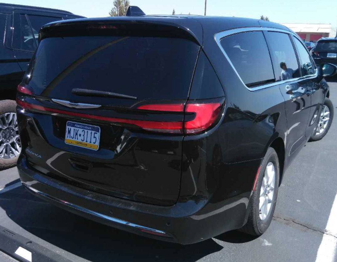 2023 Chrysler Pacifica Touring L - Image 3