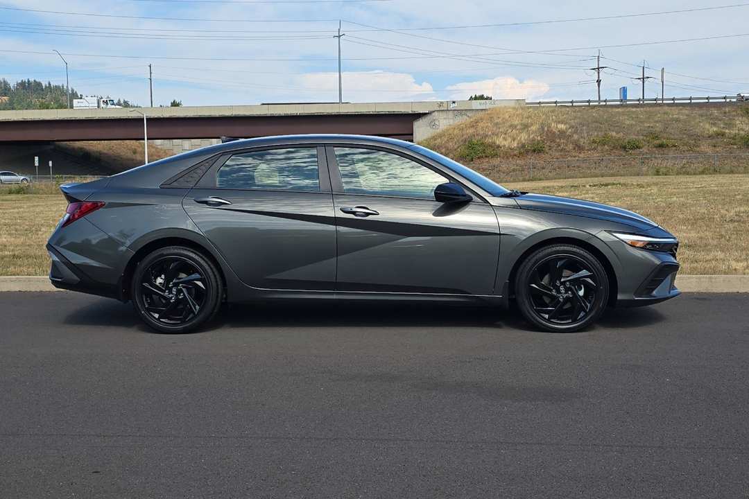 2026 Hyundai Elantra SEL Sport - Image 2