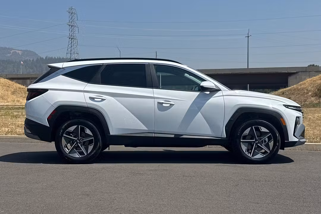 2026 Hyundai Tucson Hybrid SEL - Image 2