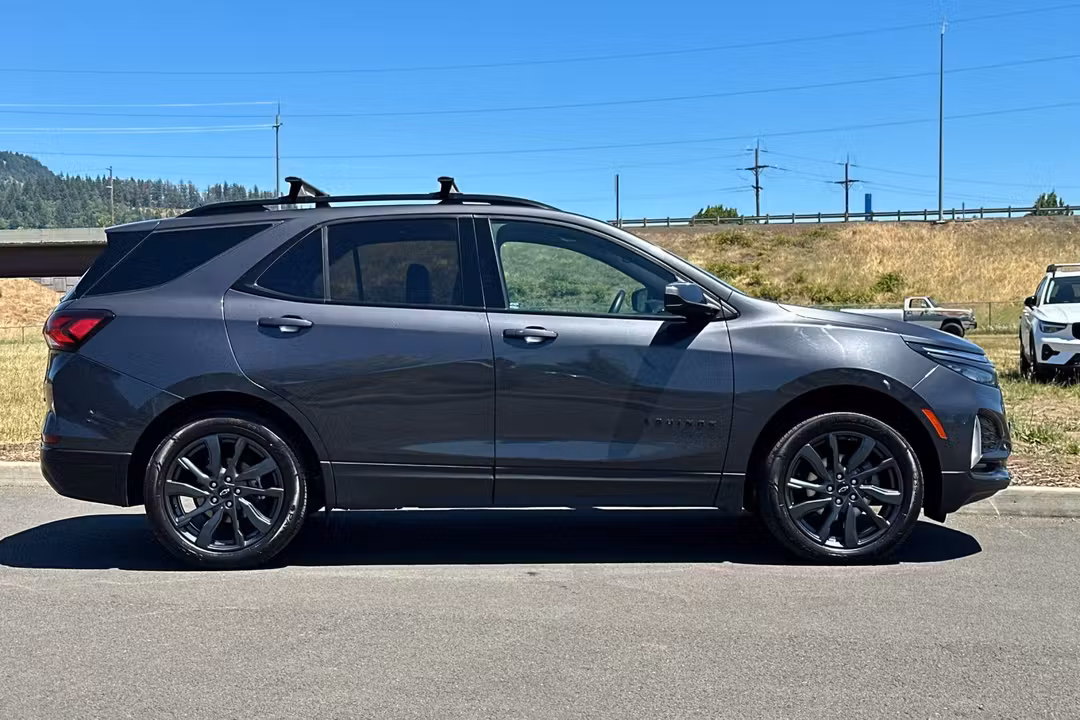 2023 Chevrolet Equinox RS - Image 2