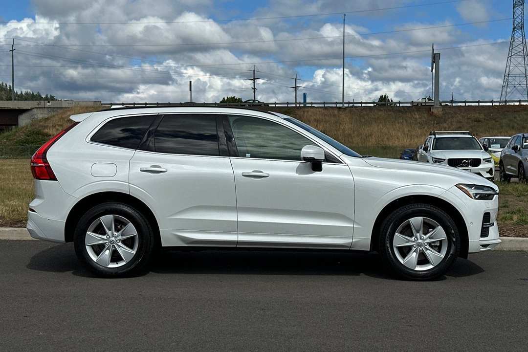 2022 Volvo Xc60 B5 Momentum - Image 2