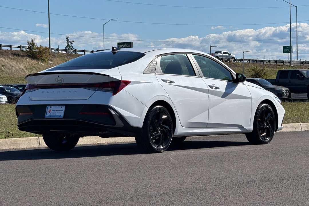 2026 Hyundai Elantra SEL Sport Plus - Image 3