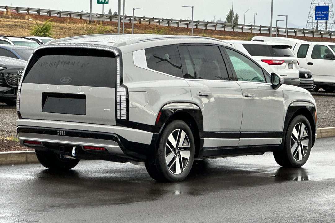 2026 Hyundai Ioniq 9 SEL - Image 3