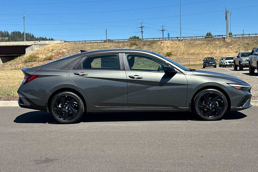 2026 Hyundai Elantra SEL Sport - Image 2