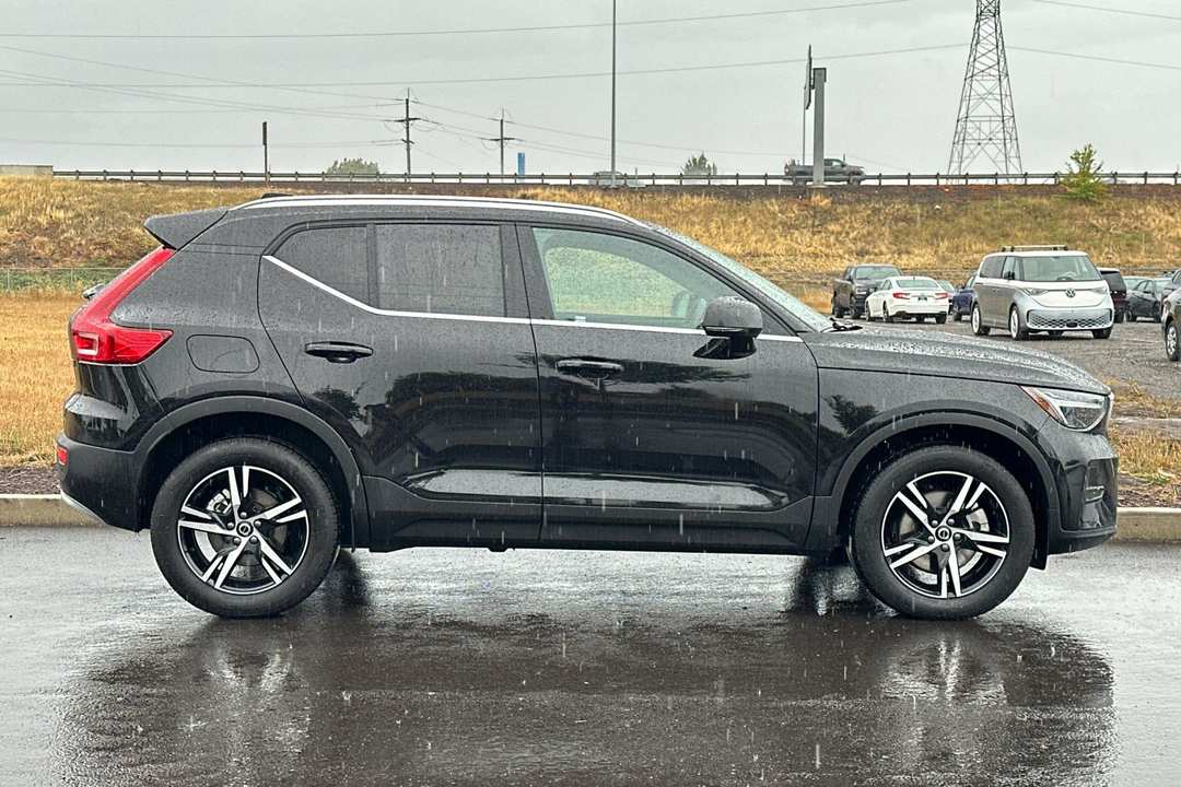 2025 Volvo Xc40 B5 Core - Image 2