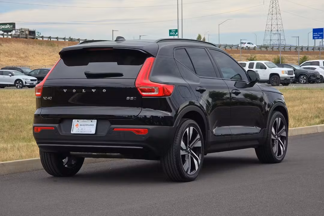 2024 Volvo Xc40 B5 Plus Dark Theme - Image 3