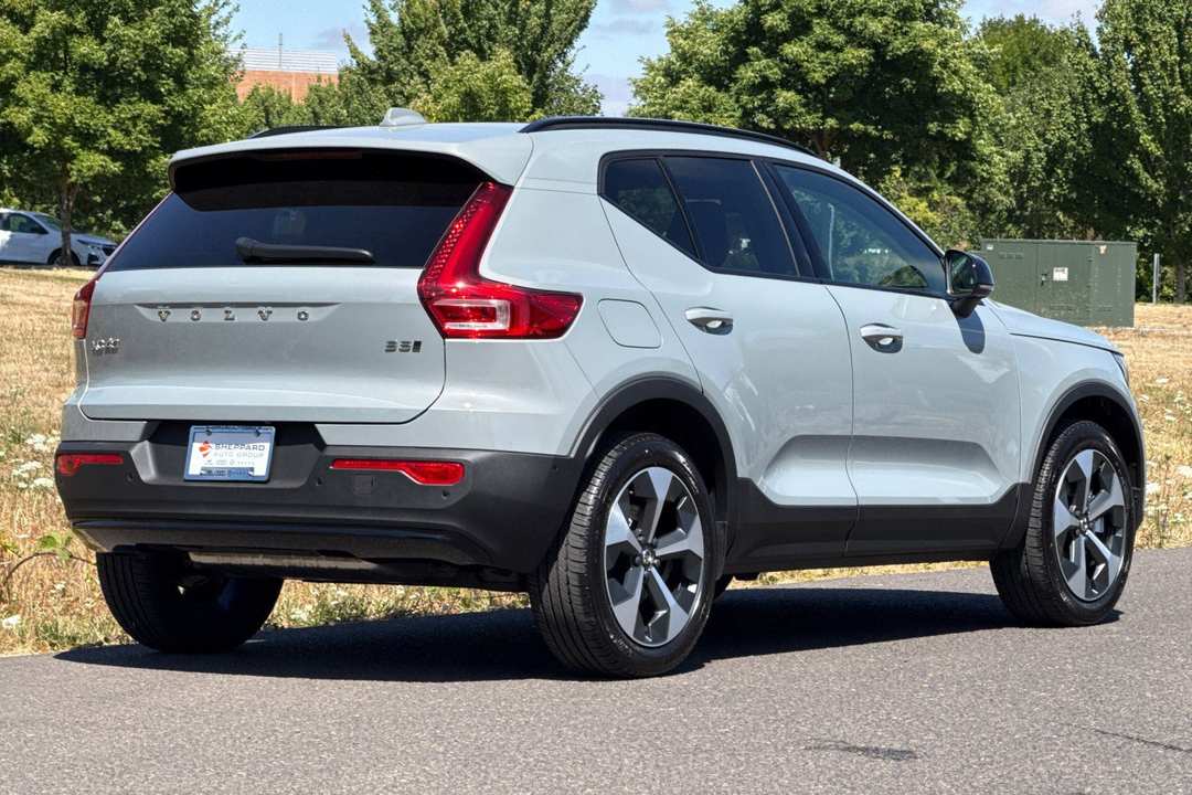 2026 Volvo Xc40 B5 Plus - Image 3