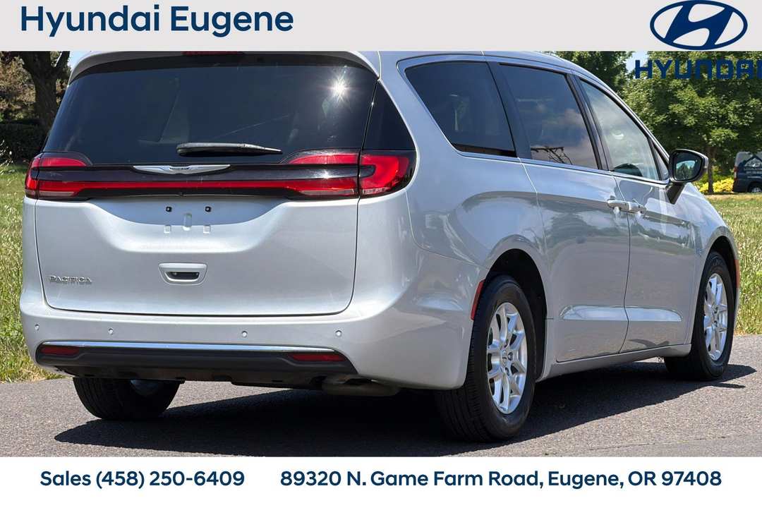 2023 Chrysler Pacifica Touring L - Image 3