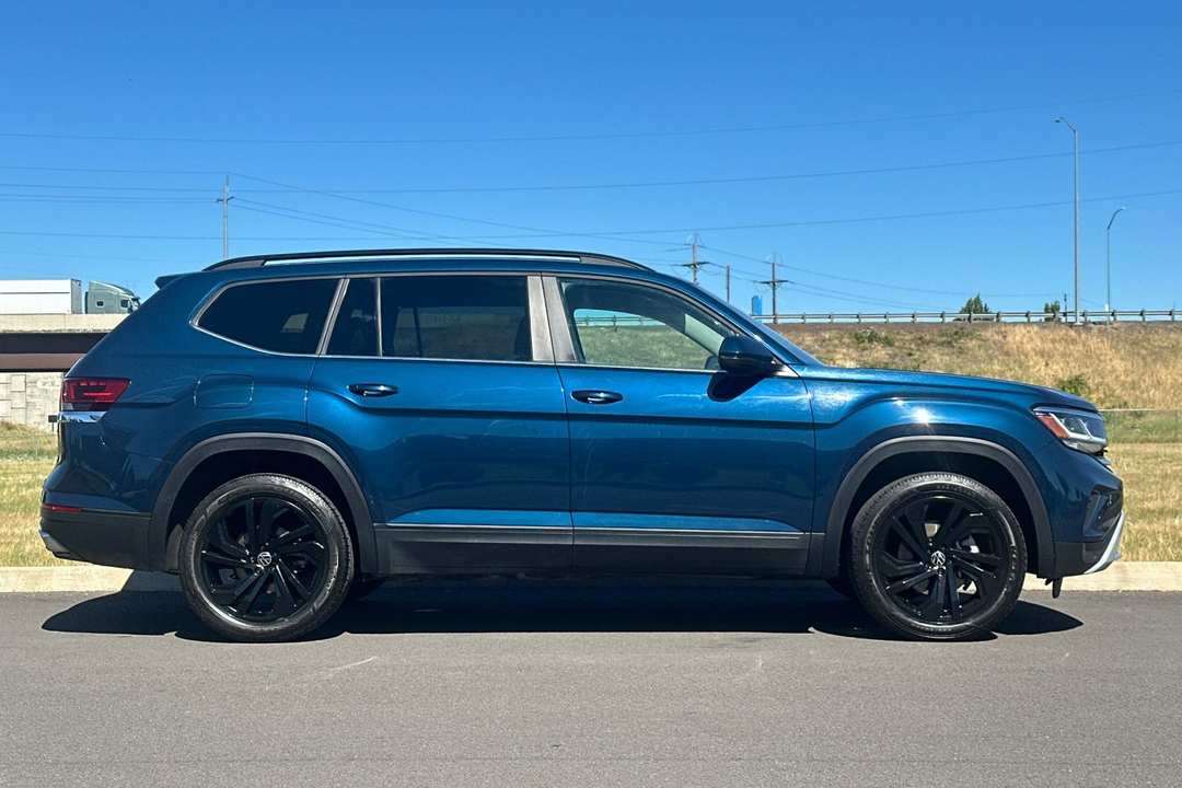 2022 Volkswagen Atlas 3.6L V6 SE w/Technology - Image 2