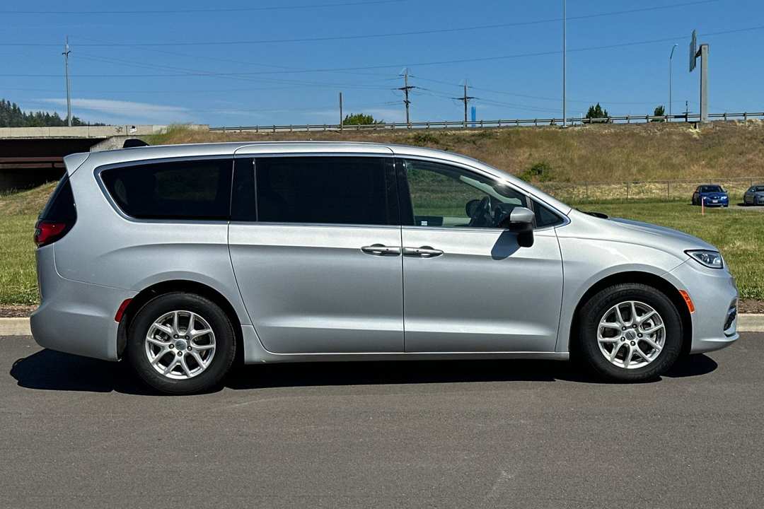 2023 Chrysler Pacifica Touring L - Image 2