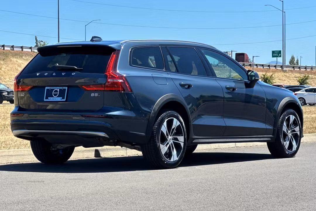 2026 Volvo V60 Cross Country B5 Plus - Image 3