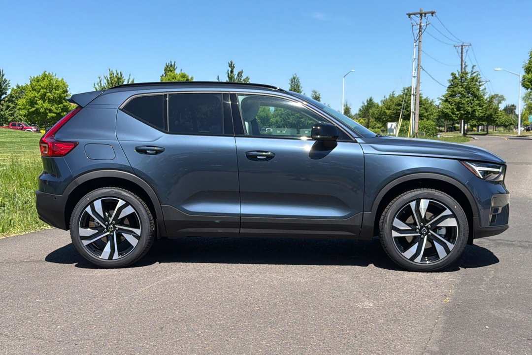 2026 Volvo Xc40 B5 Ultra - Image 2