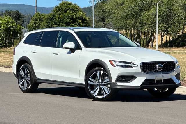 2026 Volvo V60 Cross Country B5 Plus