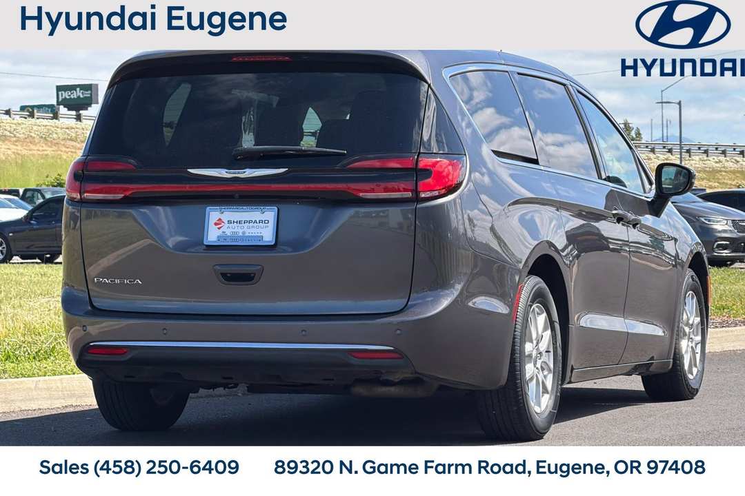 2023 Chrysler Pacifica Touring L - Image 3