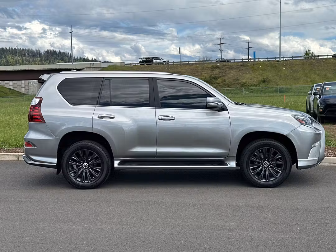 2022 Lexus GX 460 - Image 2