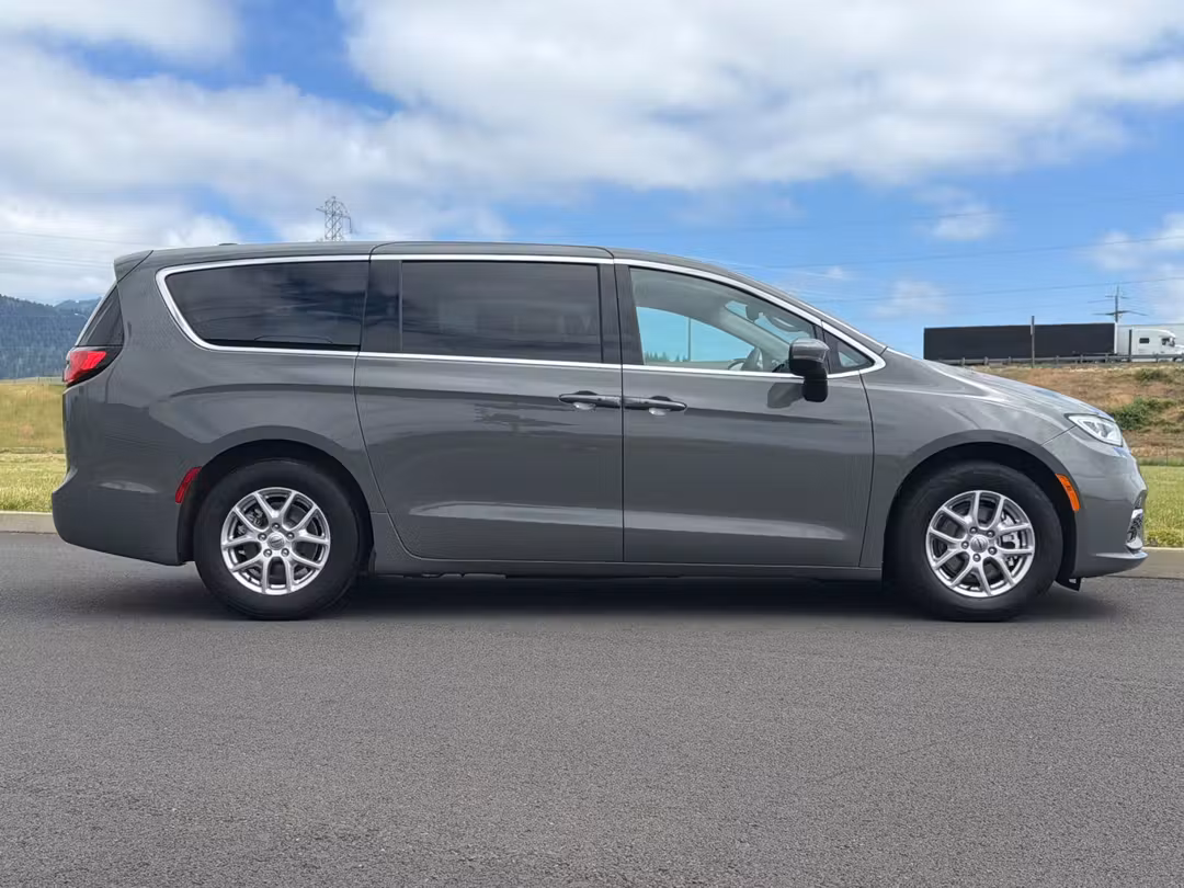 2023 Chrysler Pacifica Touring L - Image 2