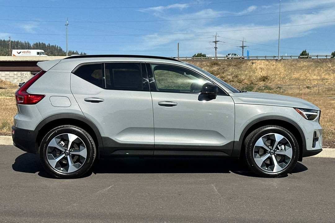 2026 Volvo Xc40 B5 Plus - Image 2