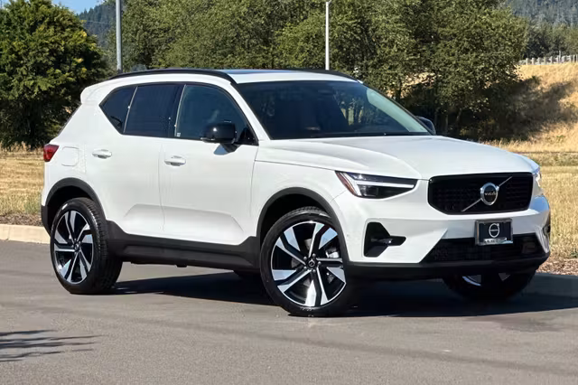 2026 Volvo Xc40 B5 Plus