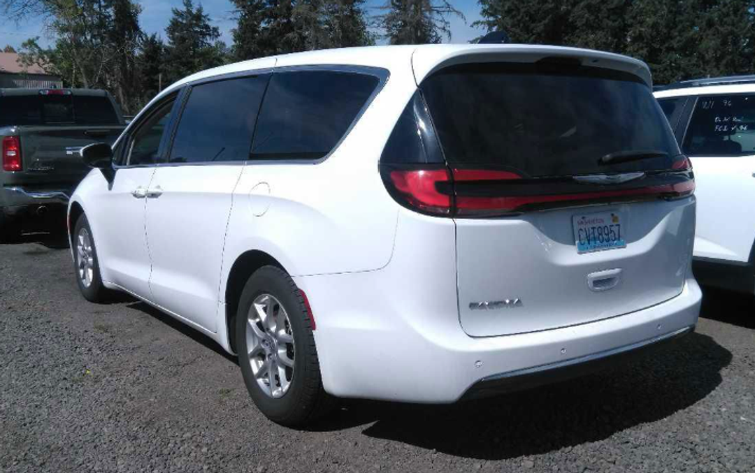 2023 Chrysler Pacifica Touring L - Image 2
