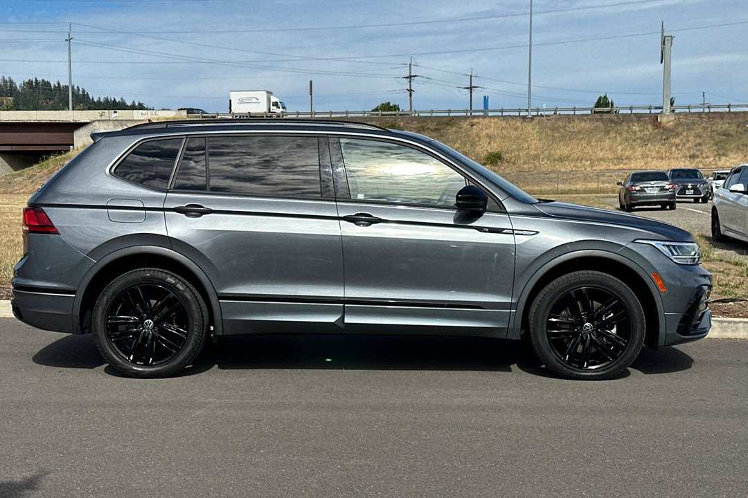 2022 Volkswagen Tiguan 2.0T SE RLine Black - Image 2