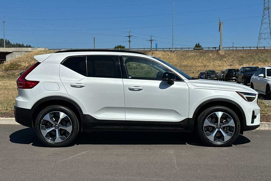2023 Volvo Xc40 B5 Plus Dark Theme - Image 2