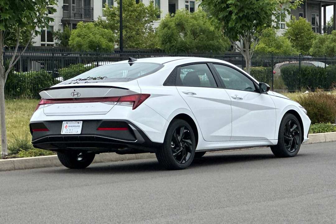 2026 Hyundai Elantra SEL Sport - Image 3