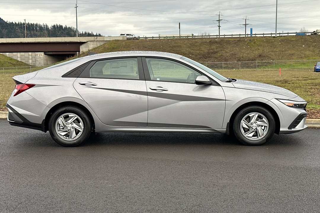 2026 Hyundai Elantra SE - Image 2