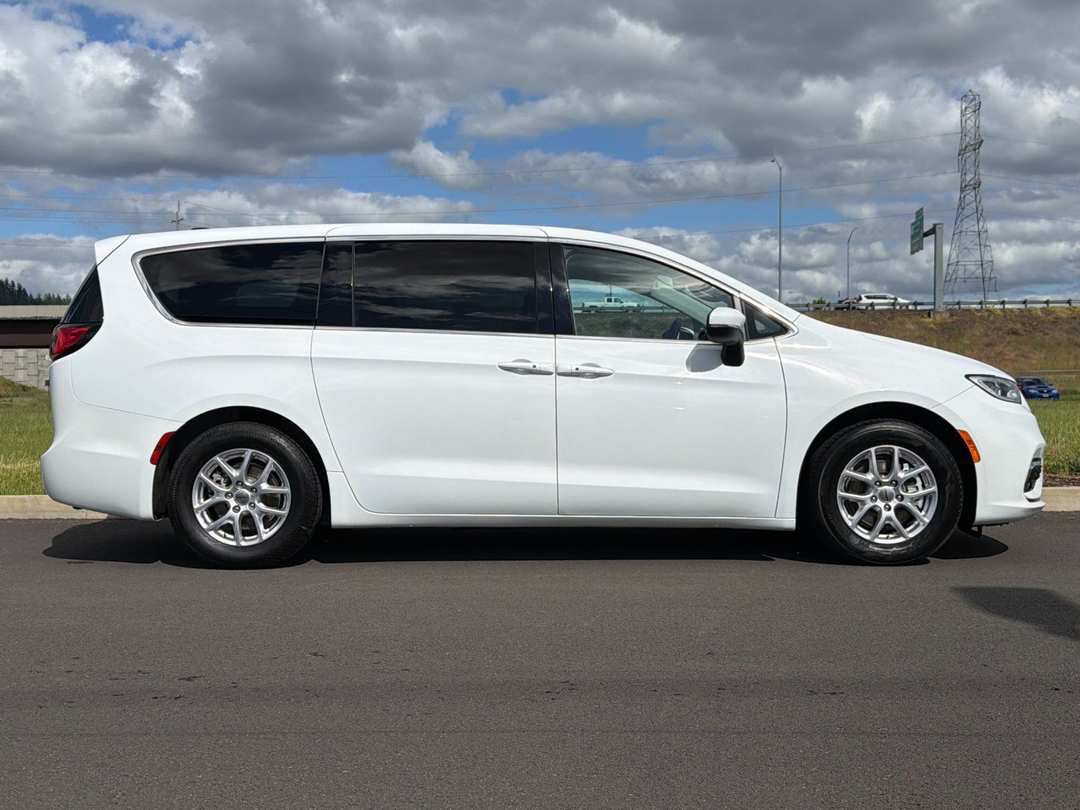 2023 Chrysler Pacifica Touring L - Image 2