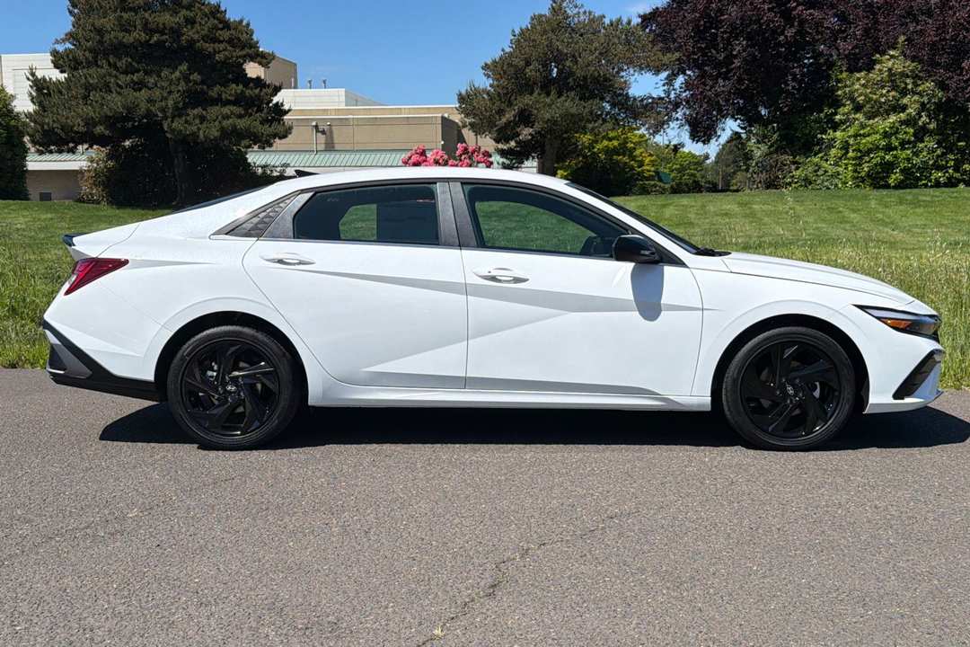 2026 Hyundai Elantra SEL Sport - Image 2