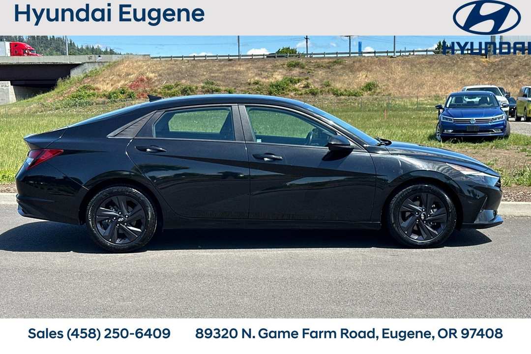 2022 Hyundai Elantra SEL - Image 2
